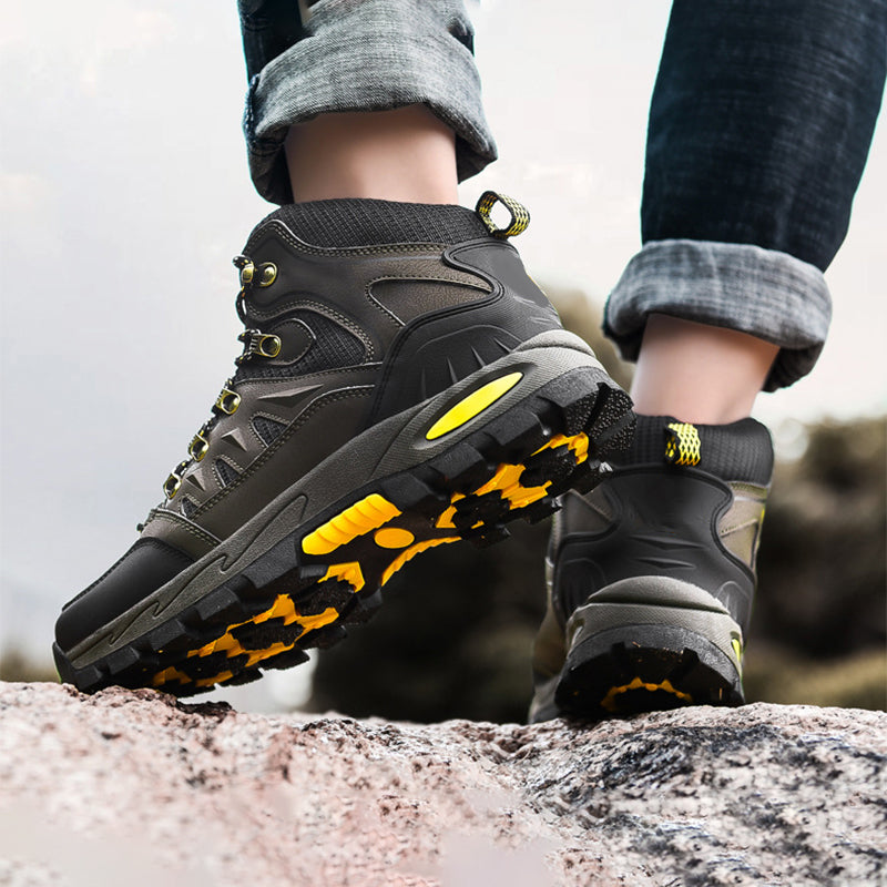 High, lightweight and non-slip hiking boots