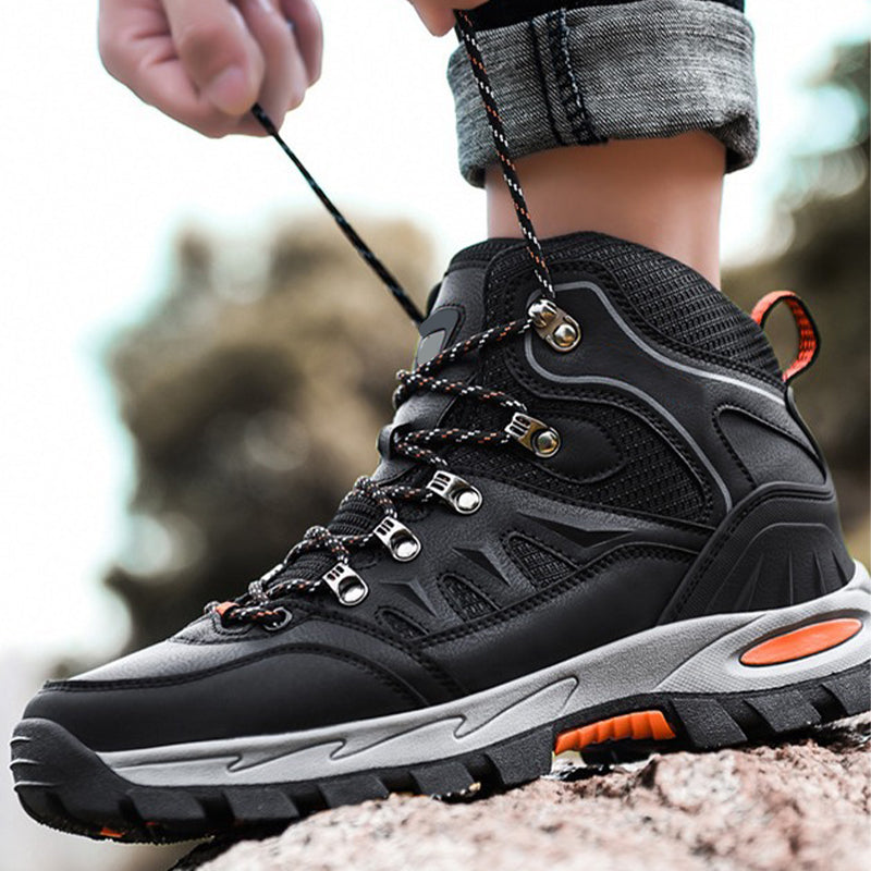 High, lightweight and non-slip hiking boots